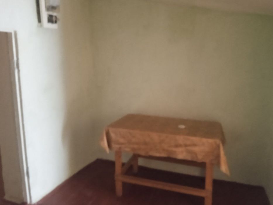 Продается срочно квартира-барак город Янгиюль . Свет газ вода подключе