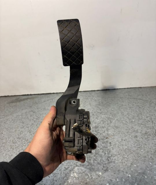 Pedala acceleratie 8D1 721 523 J Volkswagen VW Passat B6