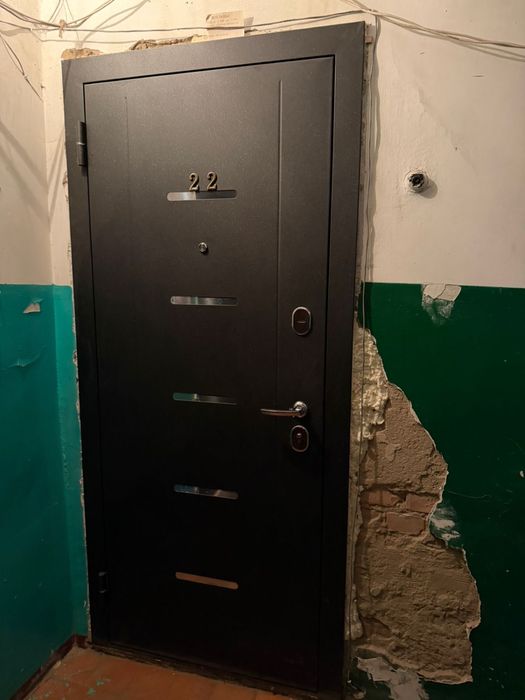 Новая металлическая входная дверь с откосами