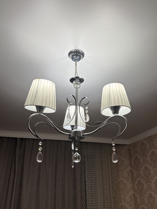 Продам классическую люстру с абажурами