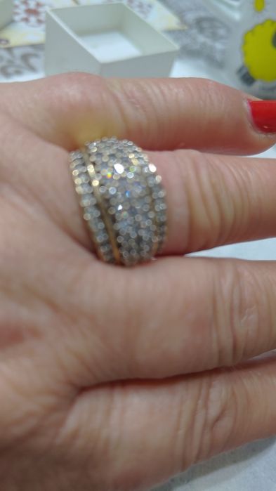 Vând inel superb de 18k cu 60 diamante este nou!Îl vând pt am nevoie b
