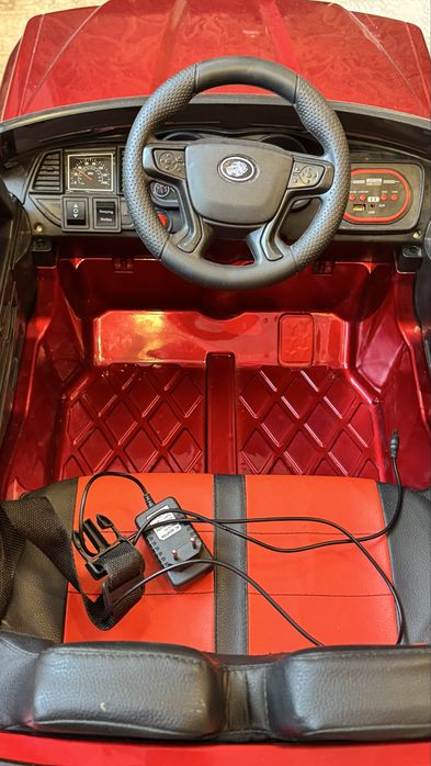 Машина на пульте и с педалью.