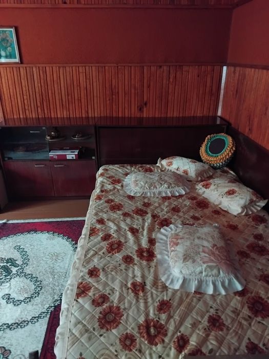 Приста и шкаф с ветрина