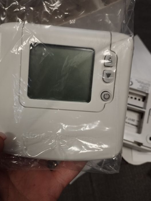 Wireless room thermostat