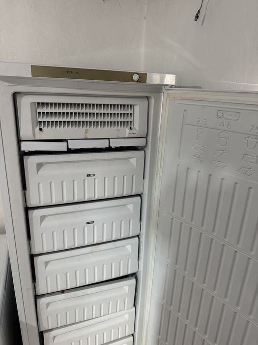 Продается морозильник indesit