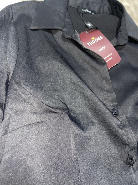 Чисто нова черна сатенена риза