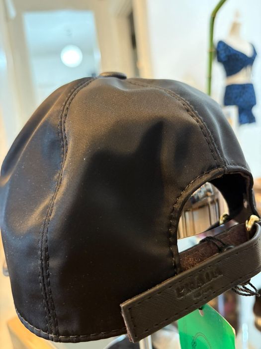 Șapcă Prada – neagră, model elegant și versatil