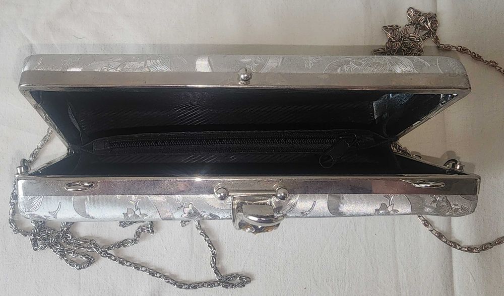 Сумочки маленькие, все по 30 000 сум