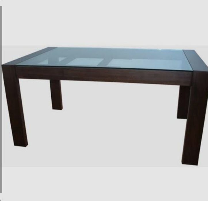 Продавам холна маса от дърво със закалено стъкло