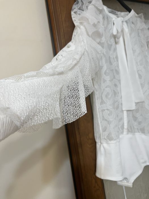 Бяло боди Avin с ефектни ръкави