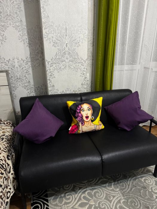 Диван офисный с подушками