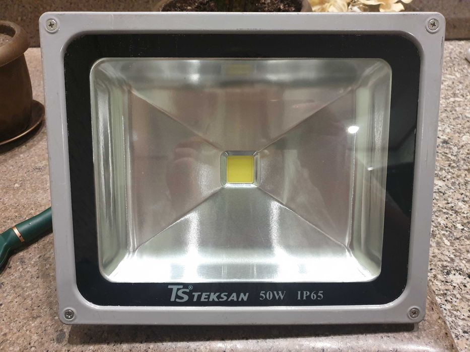 Продам прожектор уличный