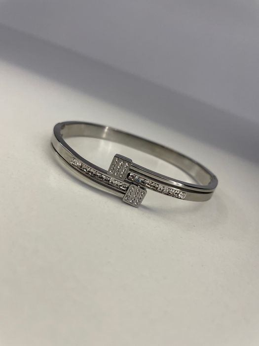 Гривна с камъчета от медицинска стомана