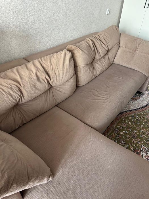 Угловой диван с подушками