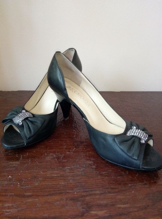 Женские модельные туфли из кожи .