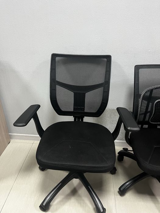 Продам офисные кресла