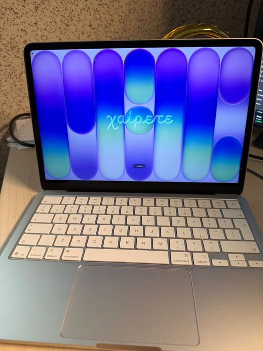MacBook Neo 13'' 256GB 8GB RAM Silver serios și cu 13 cicluri de incarcare!