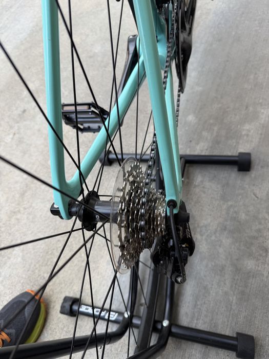ЧИСТО НОВ Карбонов шосеен велосипед Bianchi Sprint (Celeste)