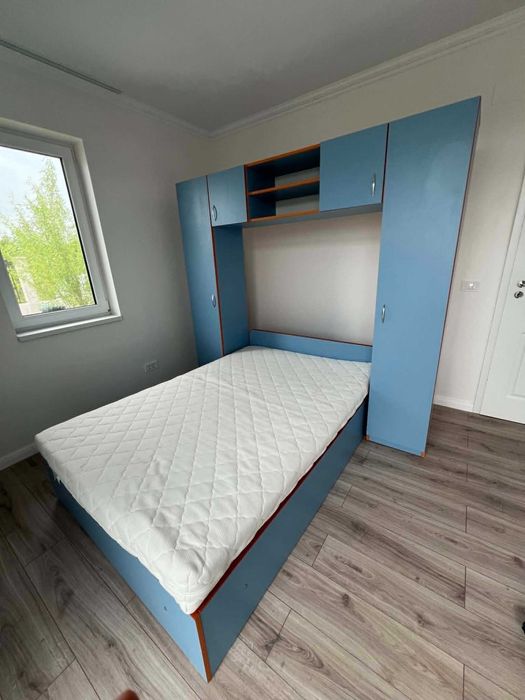 Pat 140x200 cu somiera, saltea si dulap