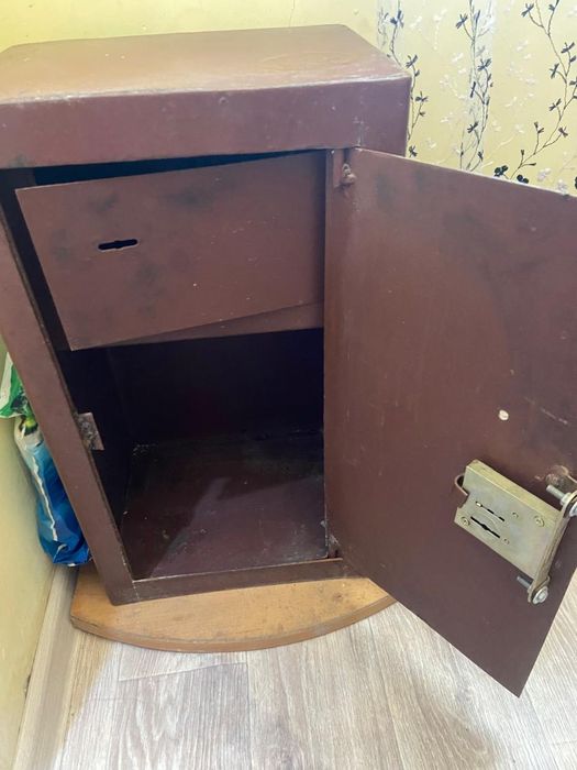 Сейф металлический