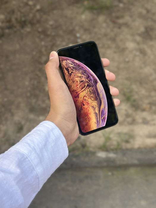 iPhone Xs Gold.