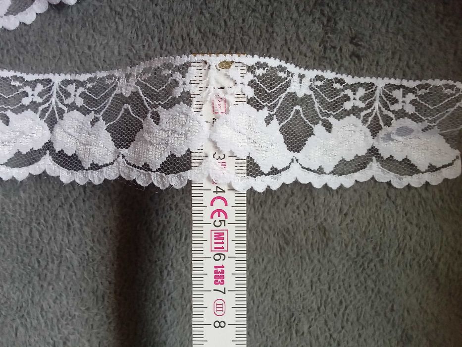 Бяла тънка дантела