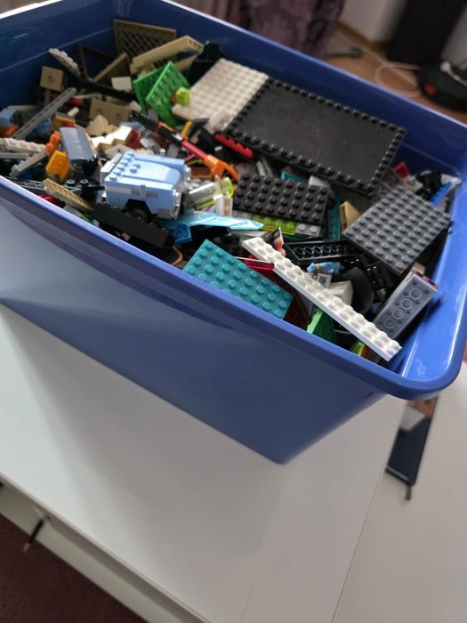Vând cutie plina cu lego