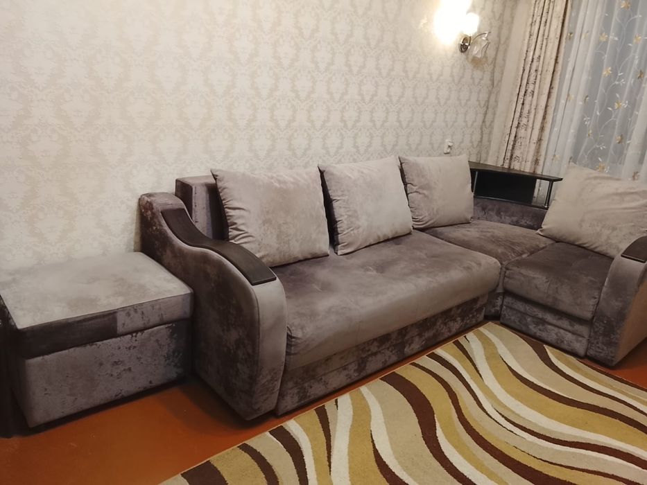 Продам угловой диван с пуфиком