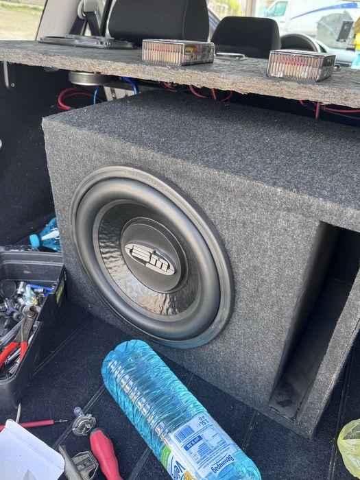 Бас каса, усилвател, кондензатор, плеър