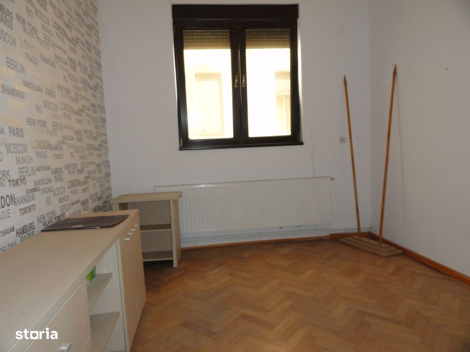 Spatiu comercial 79 mp acces stradal zona centrala langa Hotel Anirok