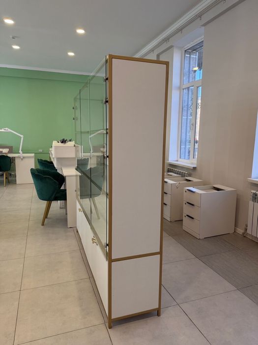 Витрина с полками