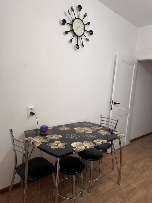 Стол со стульями