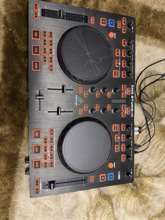 Конзола ,подходяща за начинаещи диджеи