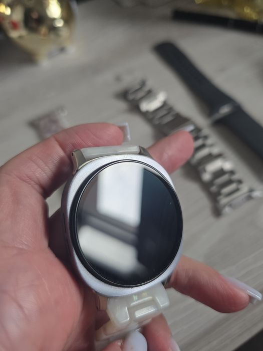 Samsung watch 8. Wi-Fi, Bluetooth, GPS.