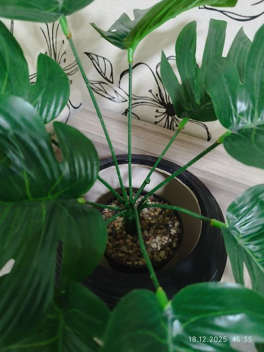 Искусственный цветок с горшком