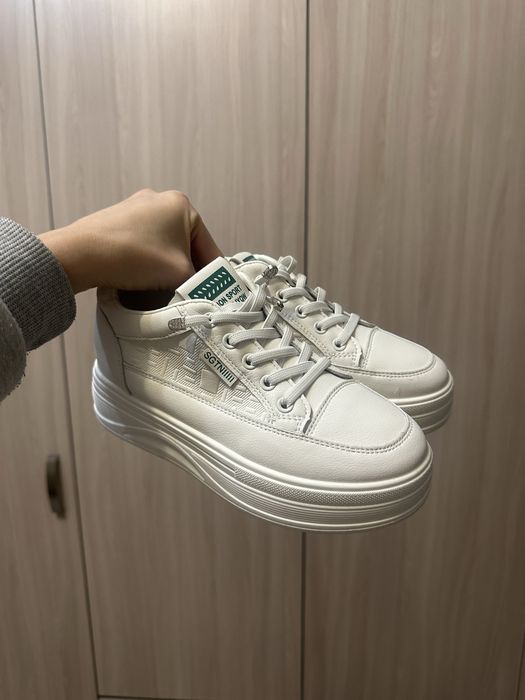 Продам детские кроссовки