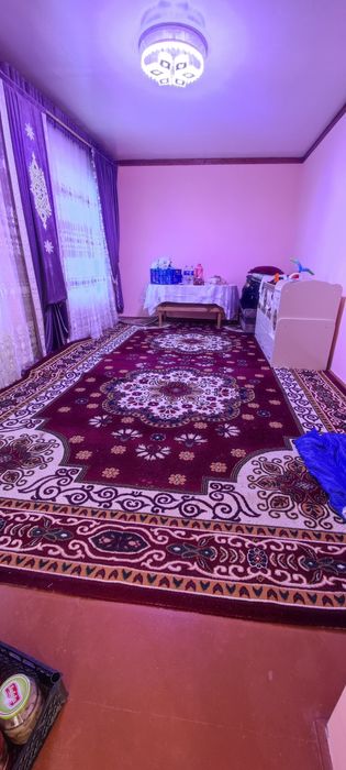 Hovli 6sotix sotiladi kitop sentridan charmgar maxala arqa tomonidan.