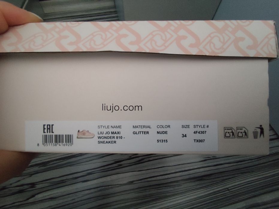 Детски обувки LIU JO – №34 
Продавам стилни и много ефектни обувки LIU JO, номер 34.
Обувките са в нежен розов цвят с блестящи детайли и модерна плат