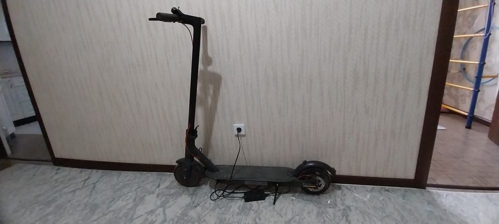 Продам электросамокат Xiaomi365pro