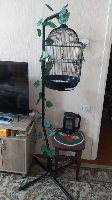 Продам клетку на подставке.