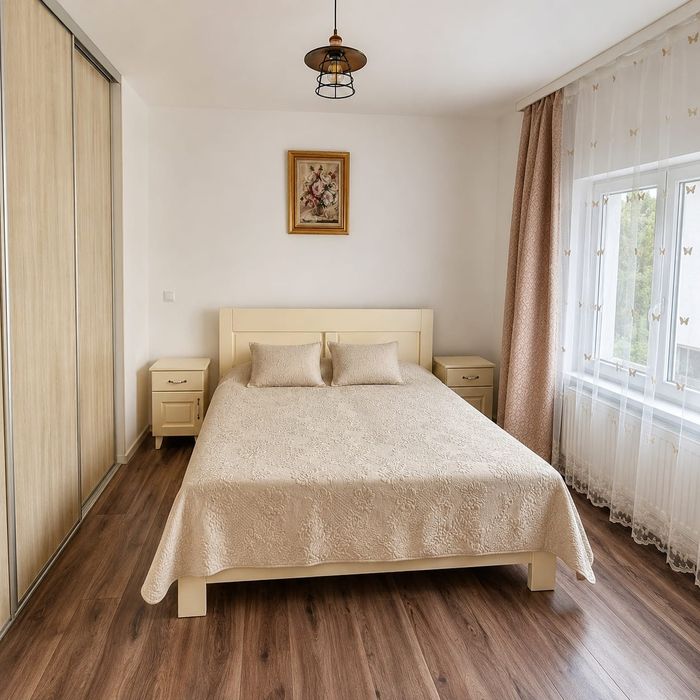 Casa completa la strada principala