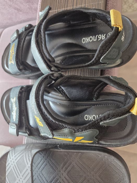 Продам сандали и шлепки