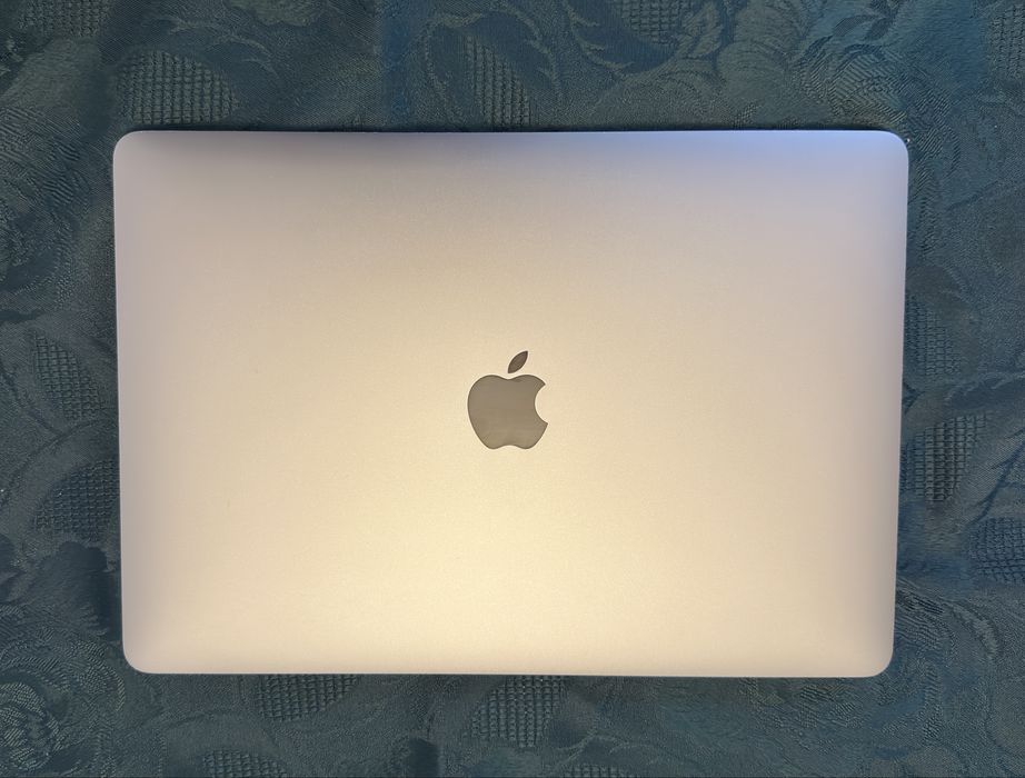 MacBook Air Retina 13” 2020 | i3 | 8GB RAM | 256GB SSD | Stare foarte bună