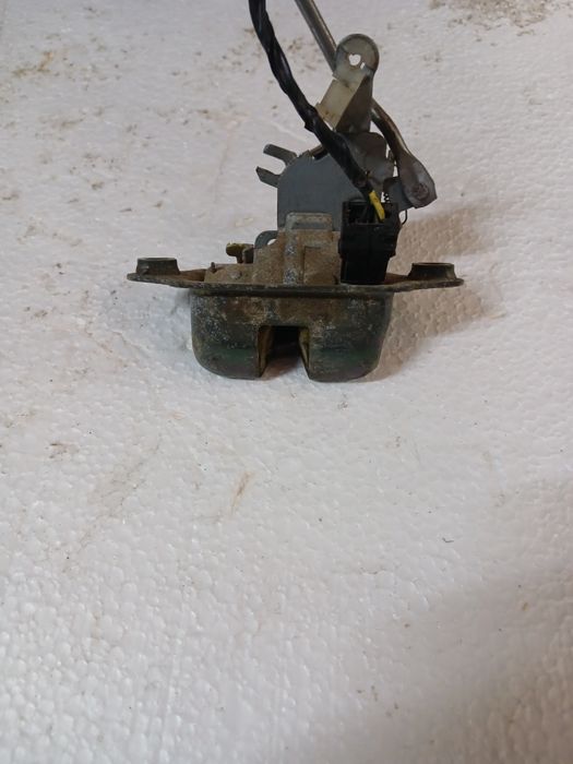 Замок багажника Субару Форестер