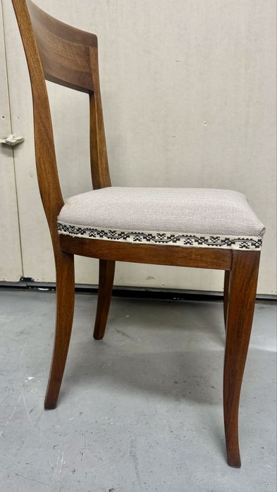 Scaun din lemn de teak tapitate.