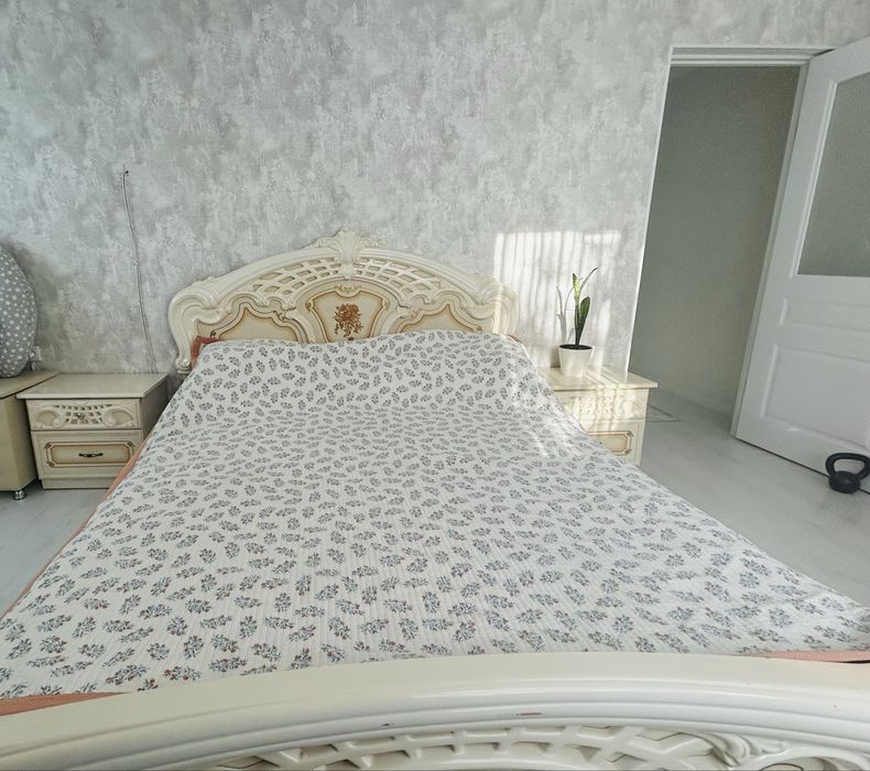 Продам двуспальнуюю кровать+ 2 тумбы+в подарок чистый ковер без запаха
