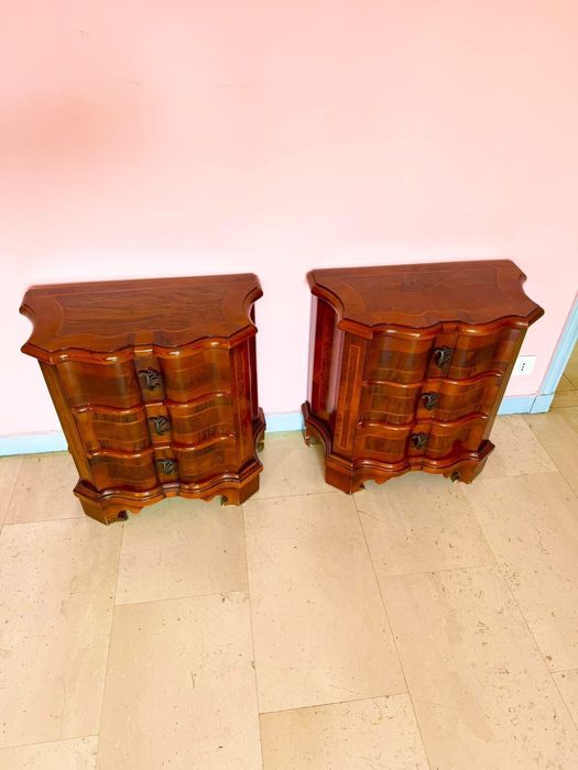 Noptiere clasice – pereche, import Italia  Pereche de noptiere vechi, import Italia, realizate în stil clasic, piese de atelier.