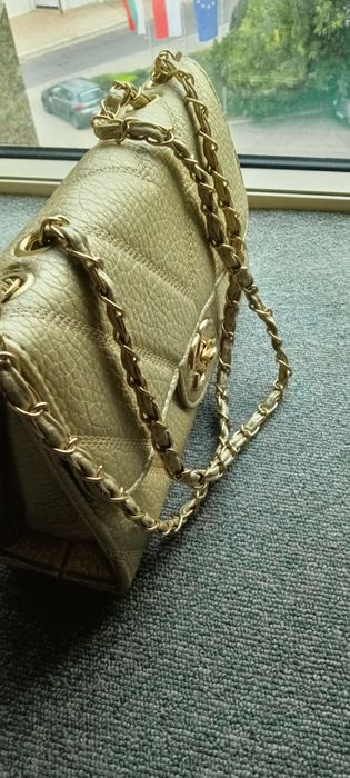 Дамска чанта в златисто с дръжка синджир Модел с капак Златна закопчал