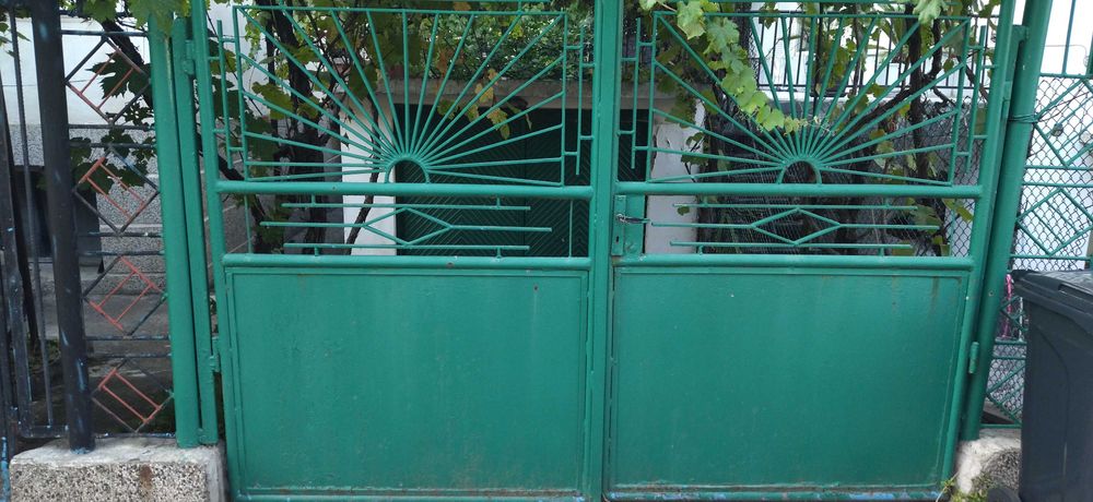 Продавам два етажа от триетажна къща с двор и гараж в Кюстендил