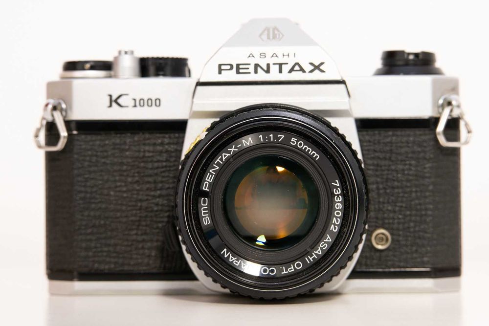 Aparat film Pentax K1000 cu Pentax 50 1.7 si Hoya 135 2.8